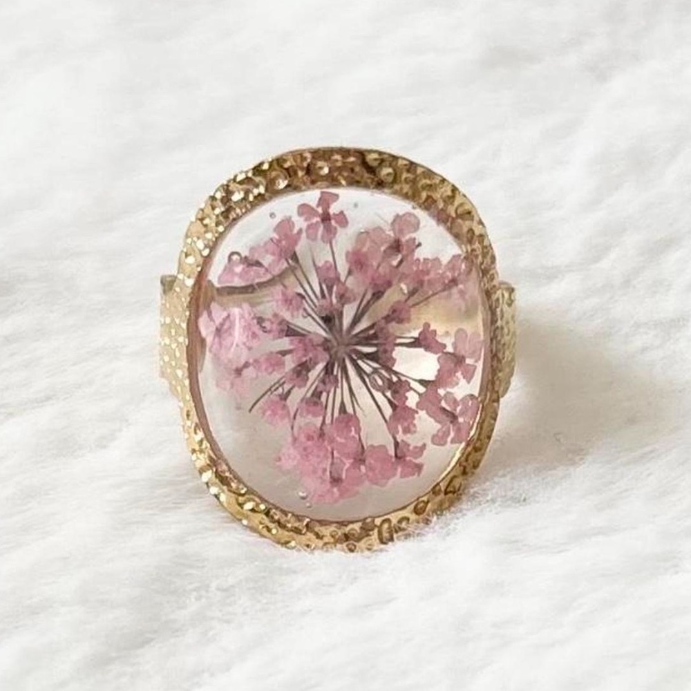 5/$15 🩷 MUST BUNDLE Gold Floral Resin Statement Ring with Pink Flower